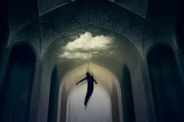 Un homme gravissant les arches