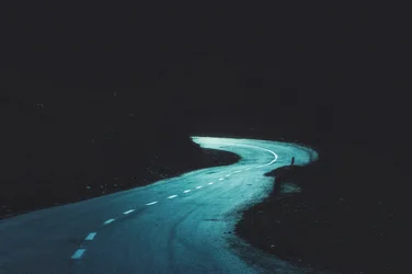 Route sinueuse de nuit
