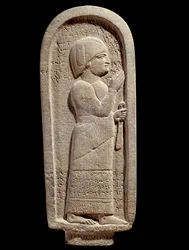 Stèle funéraire en basalte de Si Gabbor prêtre du dieu lune. Épitaphe araméenne. VIIe siècle av. J.-C. De Syrie. Paris, Musée du Louvre