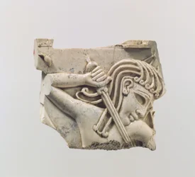 Plaque de meuble en cloisonné avec une figure tenant une épée, c.9ème-8ème siècle av. J.-C.