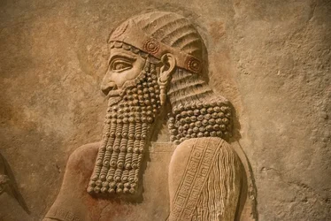Détail du roi Sargon II d’Assyrie provenant du palais du roi Sargon à Khorsabad, vers 716-713 av. J.-C.
