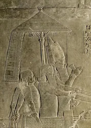 Relief représentant le char du roi Assurbanipal (669-626 av. J.-C.), détail du dais, provenant du palais d