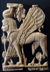Griffon ailé à visage humain, décoration phénicienne de meuble en ivoire, Nimrud, 800-700 av. J.-C.