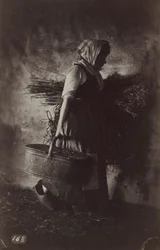 Paysanne portant un panier et du foin