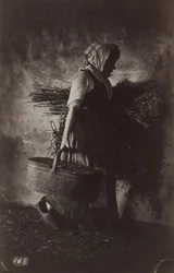 Paysanne portant un panier et du foin