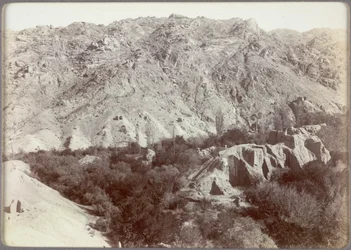 Crête avec sanctuaires bouddhistes en ruine dans le verger de Wang à Ara-tam, Hami, Chine