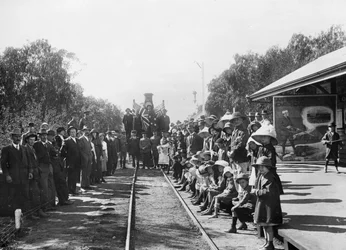 Un train de recrutement en tournée à la gare avec certains citoyens de la ville (Donateur Queensland Recruiting Committee), Wallumbilla, Queensland, vers 1916
