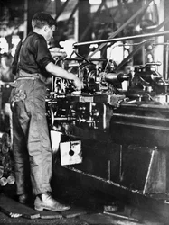 Un artisan fabriquant des douilles d