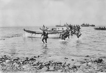 Soldats australiens traversant l