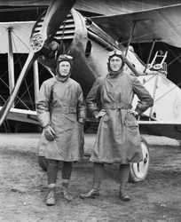 Capitaine Syd Addison de Huon, Tasmanie et Lieutenant Hudson Fysh de St Leonards, Tasmanie, tous deux du No 1 Squadron (Sqn) Corps Aérien Australien, devant un Bristol F2B Fighter, 29 décembre