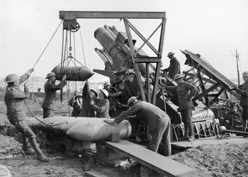 Équipage du canon 2, artillerie royale des marines chargeant Granny, un obusier de 15 pouces, près de la route de Menin, dans le secteur d