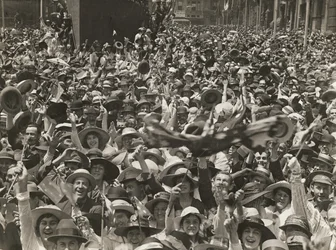 Foule à Martin Place, Sydney, célébrant la nouvelle de la signature de l