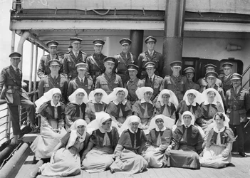 Portrait de groupe des officiers médicaux supérieurs et du personnel à bord du HMAT Wahehe, lors du voyage de retour en Australie, septembre 1919-octobre 1919