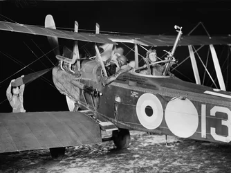 Lieutenant Stanley George Brearley, pilote, et lieutenant Robert Harold Taylor, observateur, du No. 69 Squadron (australien), Royal Flying Corps (RFC), partant pour une opération de bombardement nocturne