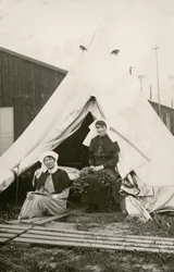 Sœur Eleanor Wibmer Jeffries et sœur Nellie Constance Morrice (à droite) devant leur tente à l