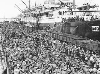 Troupes embarquant à Port Melbourne sur A40 HMAT Ceramic, 1915