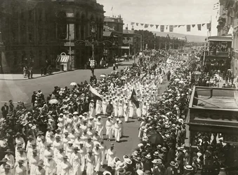 Femmes tenant une marche pour la journée de la paix le long de King William Street, Adélaïde, Australie-Méridionale, novembre 1918