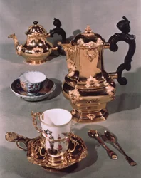 Théière, sucrier, pot à chocolat et tasse, d