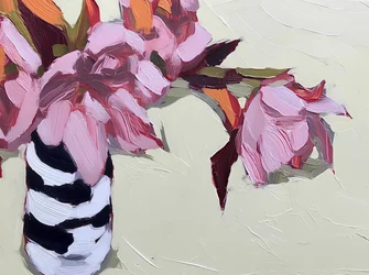 Vase rayé à fleurs roses