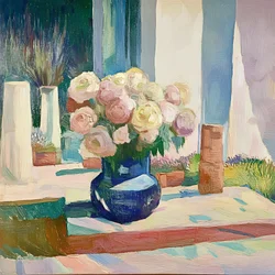 Fleurs à la fenêtre ensoleillée