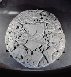 Sculpture du démembrement de la déesse de la lune Coyolxauhqui, trouvée au pied de la pyramide jumelle à Tenochtitlan, Période Postclassique Tardive (1300-1521)