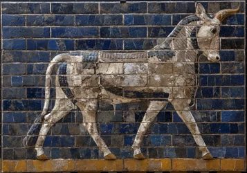 Taureau sacré - reliefs en briques émaillées de la porte d