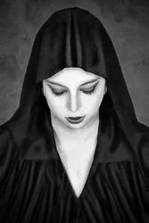 La mystérieuse femme à la capuche