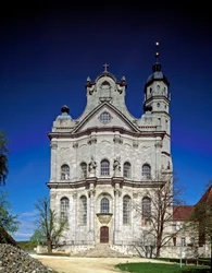 Vue de la façade du monastère par l