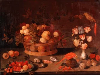 Nature morte de pêches, pommes et raisins dans un panier en osier, fleurs dans un vase chinois et deux perroquets sur une table