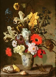 Étude florale avec gobelet, sauterelle et coquillages