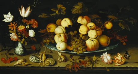 Fruits sur un plat, fleurs dans un vase Wanli Kraak Porselein, branches de cerises et de groseilles rouges, coquillages, une rose, une tulipe, un œillet, un lézard, un escargot et un amiral rouge sur un rebord de pierre, libellules au-dessus, 1626