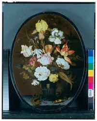 Nature morte avec fleurs dans un vase en verre sur un rebord, avec un lézard et des coléoptères
