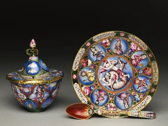 Bol avec couvercle, soucoupe et cuillère avec décoration astrologique, début du 19e siècle