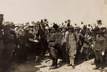 Benito Mussolini avec ses fascistes et Italo Balbo en Libye à Tripoli