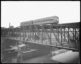 Train surélevé traversant le pont de Wells Street, Chicago, Illinois, USA, vers 1905