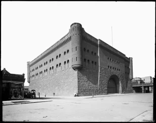 First Regiment Armory, Chicago, Illinois, USA, c.1891 (photo n/b)