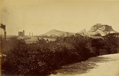 Athènes - Temple de Zeus Olympios et Acropole depuis l