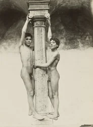 [Deux garçons se tenant à une colonne]