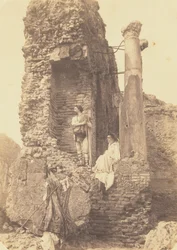 Deux hommes en costume près de ruines