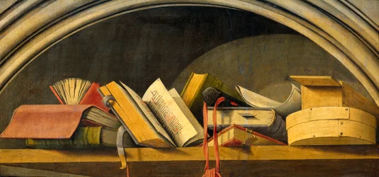 Nature morte avec des livres dans une niche