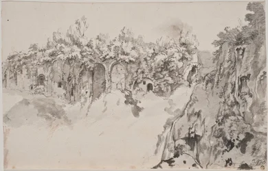 Ravin avec des grottes murées