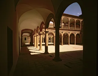 Vue de la galerie des cours intérieures de l