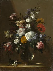 Un vase de fleurs sur une table