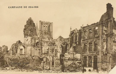 Hôtel de Ville après le bombardement, Ypres, 1915