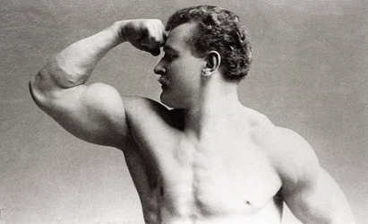 Portrait photographique en studio du culturiste allemand Eugen Sandow