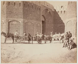 Porte Durani, charrette Heyland et mules de bât, montrant les différents types de selles de bât, Kandahar