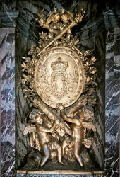 Sculpture sur le palier de l