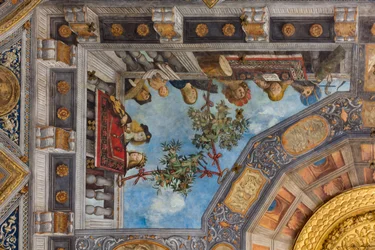 Un chat, des instruments de musique et des figures masculines et féminines (détail)