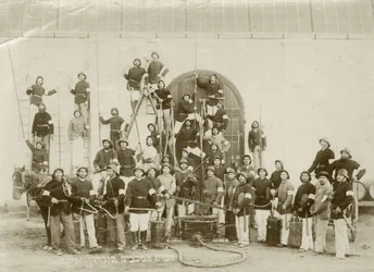 Un groupe de pompiers à Zichron Yaacov, c.1898-1900