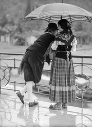 Jeune couple avec parapluie, Italie